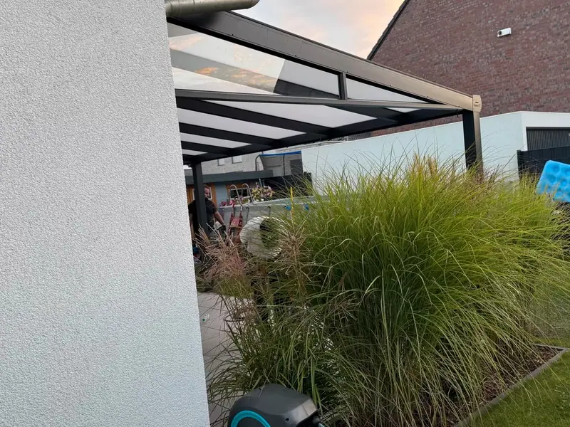 Detailaufnahme der Dachkante einer Terrassenüberdachung